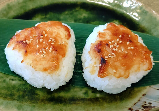 香ばしさ広がる「赤みそ焼きおにぎり」